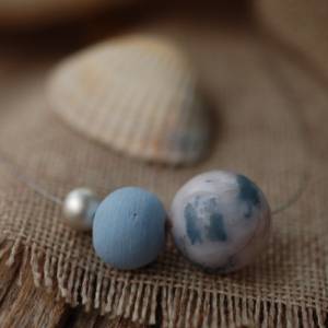 Kurze Perlenkette in verschiedenen Blautönen Bild 1