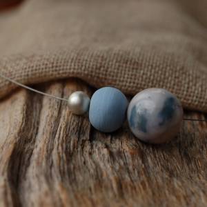 Kurze Perlenkette in verschiedenen Blautönen Bild 3