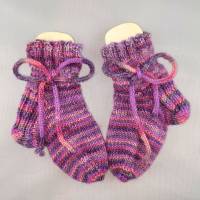 Babysocken handgestrickt in Größe 16/17 mit Bindeband, Socken für Babys Bild 1