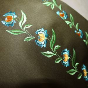 Grüner Umhang mit Kapuze und Jacobean flower Stickerei mehrfarbig mittellang Bild 10
