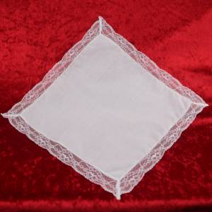 Weißes Kerzentuch aus Baumwollbatist mit breiter Spitze für Hochzeits-, Tauf-, und Kommunionskerzen geeignet Bild 1