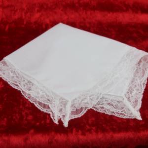 Weißes Kerzentuch aus Baumwollbatist mit breiter Spitze für Hochzeits-, Tauf-, und Kommunionskerzen geeignet Bild 2