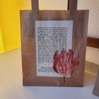 3 er Set Geschenktüten aus Kraftpapier verziert mit alter Buchseite & Blüten Bild 2