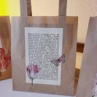 3 er Set Geschenktüten aus Kraftpapier verziert mit alter Buchseite & Blüten Bild 3