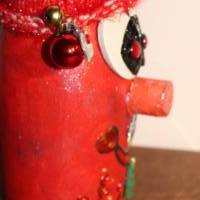 Dekofigur BÄUMCHENWICHTEL Weihnachtswichtel witzige Upcyclingfigur aus Sektflasche m. handgestricktem Mützchen Bild 4