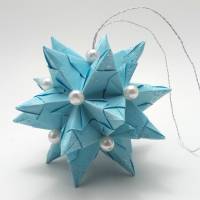Mini-Bascetta-Stern im Eiskönigin-Stil, ca. 6 cm, Hellblau/Silber mit Glitzer, Perlmutt-Perlen und Aufhängeband Bild 1