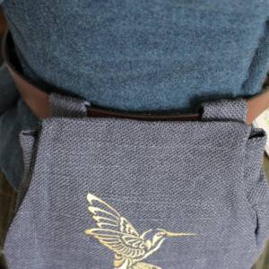 Leinentasche für den Gürtel mit Durchzügen hinten und Goldstickerei Kolibri Bild 3