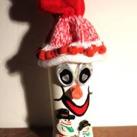Dekofigur SCHNEEMANNWICHTEL Weihnachtswichtel witzige Upcyclingfigur aus Weinflasche m. handgestricktem Mützchen Bild 1