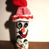 Dekofigur SCHNEEMANNWICHTEL Weihnachtswichtel witzige Upcyclingfigur aus Weinflasche m. handgestricktem Mützchen Bild 4