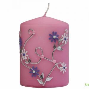 frühlingshafte Künstlerkerze mit silbernen Blumenranken und Blüten in flieder und weiß, Geschenk personalisierbar Bild 1