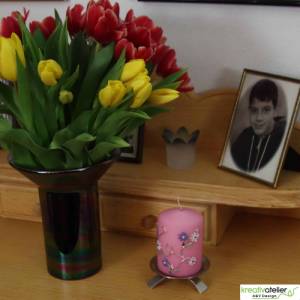 frühlingshafte Künstlerkerze mit silbernen Blumenranken und Blüten in flieder und weiß, Geschenk personalisierbar Bild 6