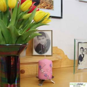 frühlingshafte Künstlerkerze mit silbernen Blumenranken und Blüten in flieder und weiß, Geschenk personalisierbar Bild 8