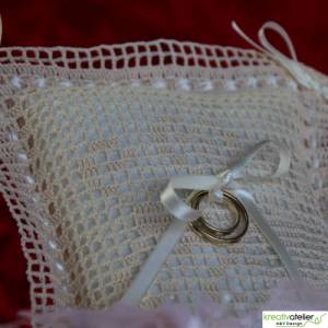 Bezauberndes gehäkeltes Ringkissen in Creme-Creme mit Herzchen und Satinschleifen - Perfektes Hochzeits-Accessoire Bild 7