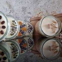 Handgegossene Duftkerze Sojawachskerzen mit Holzdocht und Trockenblumen - Geschenkbox - 10 Düfte - 150g - Vegan Bild 2