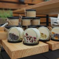 Handgegossene Duftkerze Sojawachskerzen mit Holzdocht und Trockenblumen - Geschenkbox - 10 Düfte - 150g - Vegan Bild 5