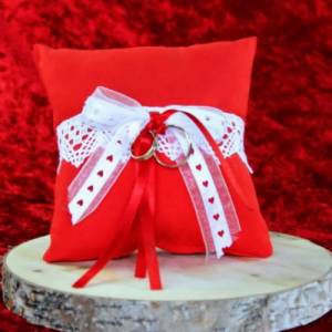 Handgefertigtes Ringkissen aus rotem Poppeline mit liebevoll angebrachter weißer Klöppelspitze und edlen Satinbändern Bild 1