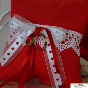 Handgefertigtes Ringkissen aus rotem Poppeline mit liebevoll angebrachter weißer Klöppelspitze und edlen Satinbändern Bild 2