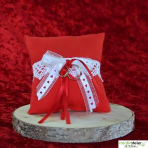 Handgefertigtes Ringkissen aus rotem Poppeline mit liebevoll angebrachter weißer Klöppelspitze und edlen Satinbändern Bild 3