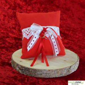 Handgefertigtes Ringkissen aus rotem Poppeline mit liebevoll angebrachter weißer Klöppelspitze und edlen Satinbändern Bild 4