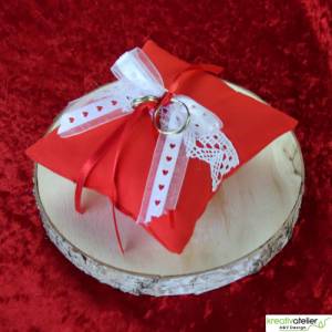 Handgefertigtes Ringkissen aus rotem Poppeline mit liebevoll angebrachter weißer Klöppelspitze und edlen Satinbändern Bild 6