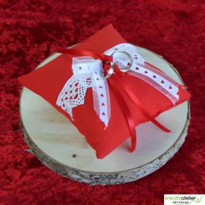 Handgefertigtes Ringkissen aus rotem Poppeline mit liebevoll angebrachter weißer Klöppelspitze und edlen Satinbändern Bild 7