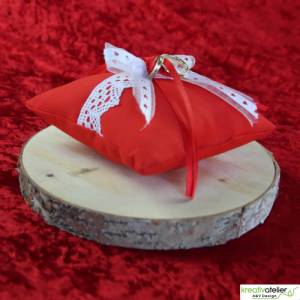 Handgefertigtes Ringkissen aus rotem Poppeline mit liebevoll angebrachter weißer Klöppelspitze und edlen Satinbändern Bild 8