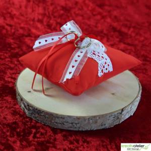 Handgefertigtes Ringkissen aus rotem Poppeline mit liebevoll angebrachter weißer Klöppelspitze und edlen Satinbändern Bild 9