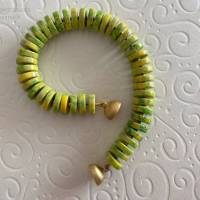 Edelsteinarmband mit Magnetverschluss, grün gelb Magnesitrondellen gefärbt, Geschenk Frauen, Handarbeit aus Bayern Bild 3
