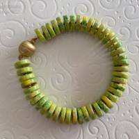 Edelsteinarmband mit Magnetverschluss, grün gelb Magnesitrondellen gefärbt, Geschenk Frauen, Handarbeit aus Bayern Bild 4