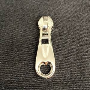 Zipper Heart, schmal,silber / Schieber für schmale Reißverschlüsse mit Kunststoffraupe / Anhänger / Puller Bild 1