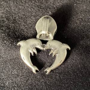 Zipper Dolphin-Heart, breit, antiksilber / Schieber für Reißverschlüsse mit Spiralraupe Bild 1