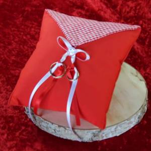 Elegantes Ringkissen aus rotem Poppeline mit Satinbändern - Perfekte Ergänzung für Ihre Hochzeitszeremonie Bild 1