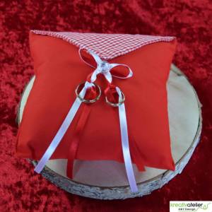 Elegantes Ringkissen aus rotem Poppeline mit Satinbändern - Perfekte Ergänzung für Ihre Hochzeitszeremonie Bild 2