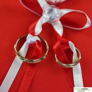 Elegantes Ringkissen aus rotem Poppeline mit Satinbändern - Perfekte Ergänzung für Ihre Hochzeitszeremonie Bild 3