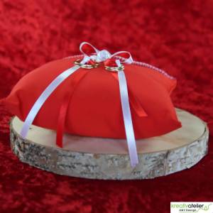 Elegantes Ringkissen aus rotem Poppeline mit Satinbändern - Perfekte Ergänzung für Ihre Hochzeitszeremonie Bild 4