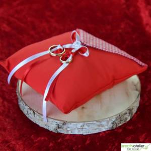 Elegantes Ringkissen aus rotem Poppeline mit Satinbändern - Perfekte Ergänzung für Ihre Hochzeitszeremonie Bild 5
