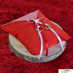 Elegantes Ringkissen aus rotem Poppeline mit Satinbändern - Perfekte Ergänzung für Ihre Hochzeitszeremonie Bild 6