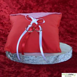 Elegantes Ringkissen aus rotem Poppeline mit Satinbändern - Perfekte Ergänzung für Ihre Hochzeitszeremonie Bild 7