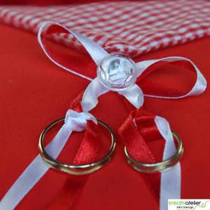 Elegantes Ringkissen aus rotem Poppeline mit Satinbändern - Perfekte Ergänzung für Ihre Hochzeitszeremonie Bild 8