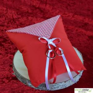 Elegantes Ringkissen aus rotem Poppeline mit Satinbändern - Perfekte Ergänzung für Ihre Hochzeitszeremonie Bild 9