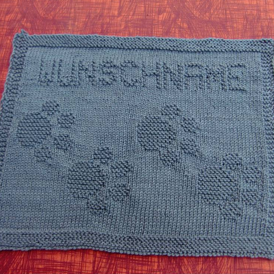 Cut & Create: DIY Strickanleitung Pfotentuch mit Wunsch-Namen (Pfotenspur)