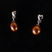 Eleganter Perlen-Ohrschmuck mit kleinem Herz in Silber. Ein minimalistischer Klassiker in neuen Farben. Bild 1