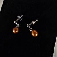 Eleganter Perlen-Ohrschmuck mit kleinem Herz in Silber. Ein minimalistischer Klassiker in neuen Farben. Bild 2