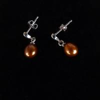 Eleganter Perlen-Ohrschmuck mit kleinem Herz in Silber. Ein minimalistischer Klassiker in neuen Farben. Bild 5
