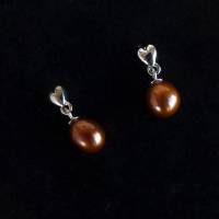 Eleganter Perlen-Ohrschmuck mit kleinem Herz in Silber. Ein minimalistischer Klassiker in neuen Farben. Bild 6