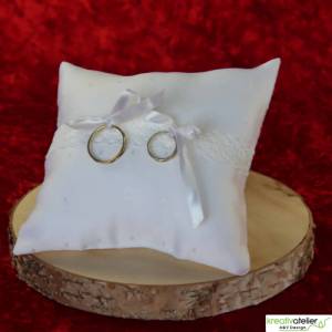 Handgefertigtes Ringkissen aus weißem Damast mit Klöppelspitze, ein eleganter Begleiter für Ihre Trauringe Bild 7
