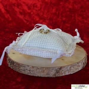 Liebevoll gefertigtes Ringkissen aus zartem Häkelstoff in reinweißer Farbe mit verspielten Herzchen und Satinschleifen Bild 4