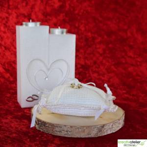 Liebevoll gefertigtes Ringkissen aus zartem Häkelstoff in reinweißer Farbe mit verspielten Herzchen und Satinschleifen Bild 7