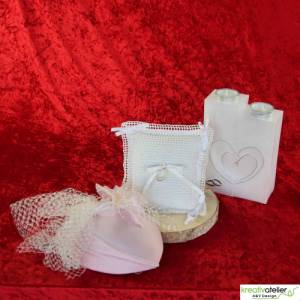 Liebevoll gefertigtes Ringkissen aus zartem Häkelstoff in reinweißer Farbe mit verspielten Herzchen und Satinschleifen Bild 9