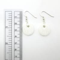 Weiße Ohrringe, matte Ohrringe, kleine runde Ohrringe aus Polymer Clay, gestrickte Ohrringe, Tonohrringe für Freundin Bild 8